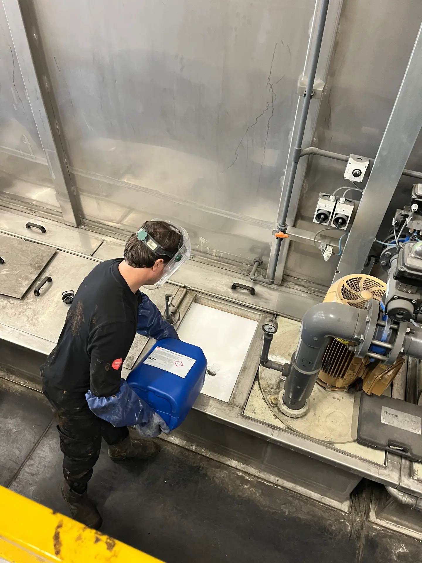 Chemische reiniging in uitvoering